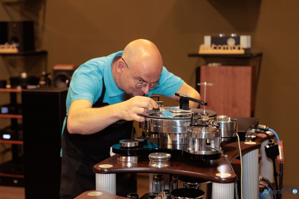 Инсталляция Евгением проигрывателя винила Transrotor в AVComfort