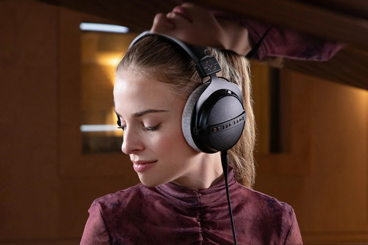 Beyerdynamic_DT_770_PRO_X_Limited_Edition_04.jpg