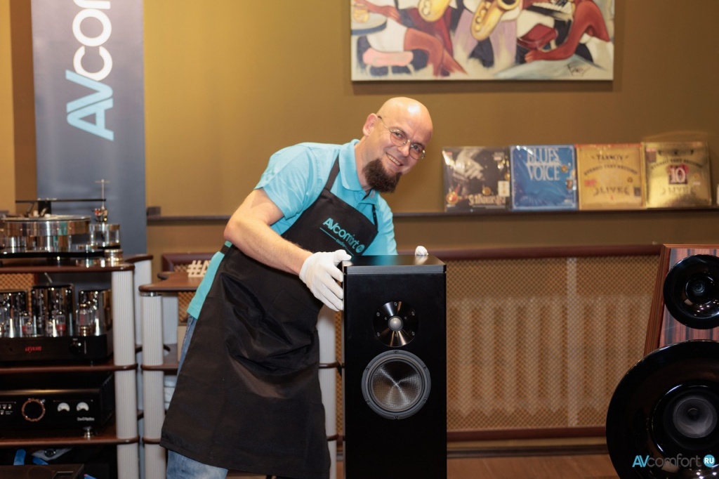 Установка Евгением напольной акустики Magico A3 в AVComfort