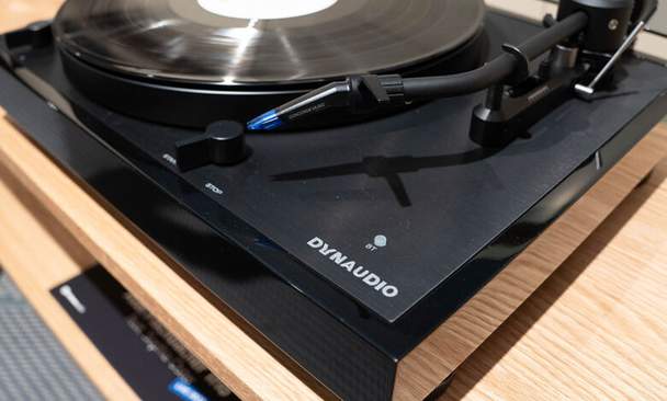 Dynaudio-x-Thorens-Turntable-Schallplatten-Spieler-von-2.jpg