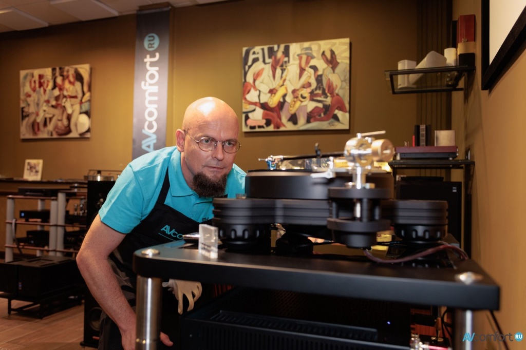 Точная настройка Евгением проигрывателя Acoustic Signature в AVComfort