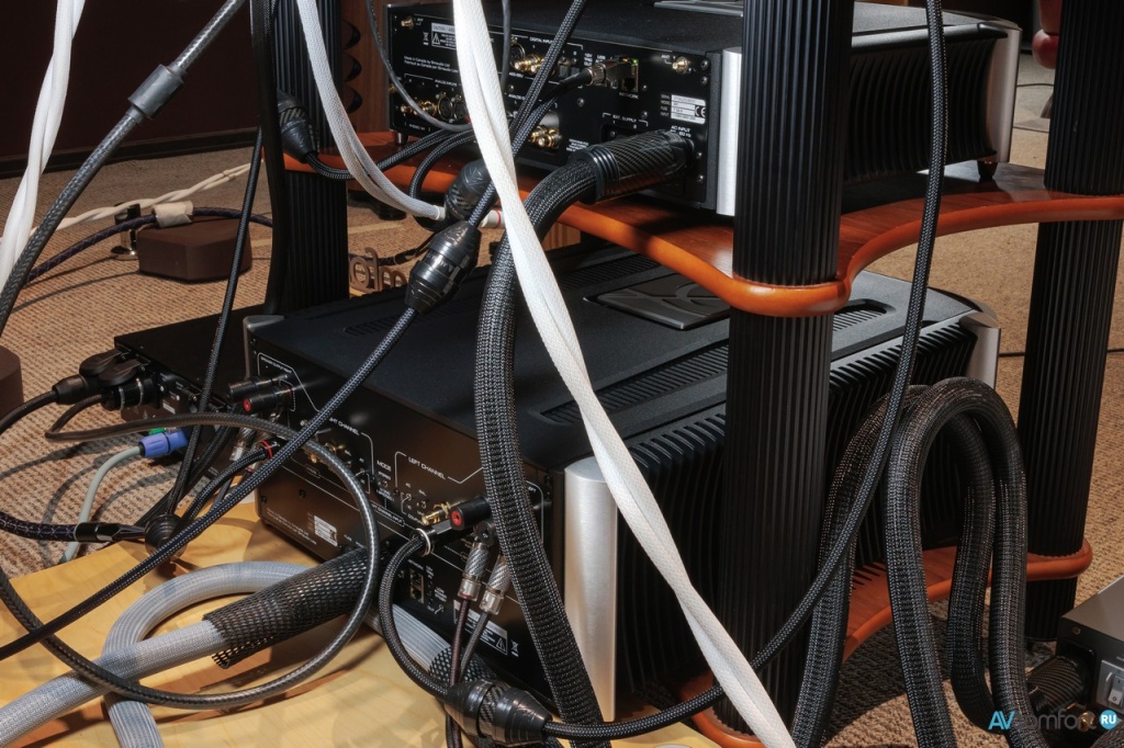 Усилитель мощности Moon by Simaudio 861 и сетевой проигрыватель Moon by Simaudio 891 в AVComfort